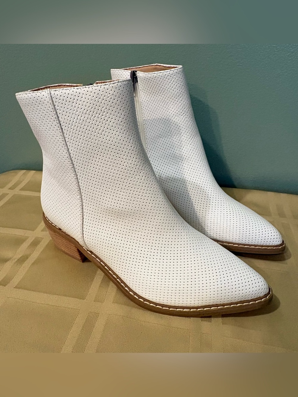 Mi.iM "Emilia" White Perforated Leather Ankle Boots women’s size 7.5